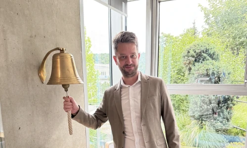 Zazvonit si na úspěch. Jak se z burzovního gesta stal náš firemní rituál